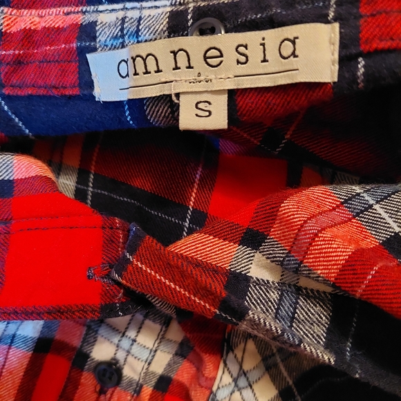 Woman's Plaid button down shirt Amnesia Small - Picture 2 of 3